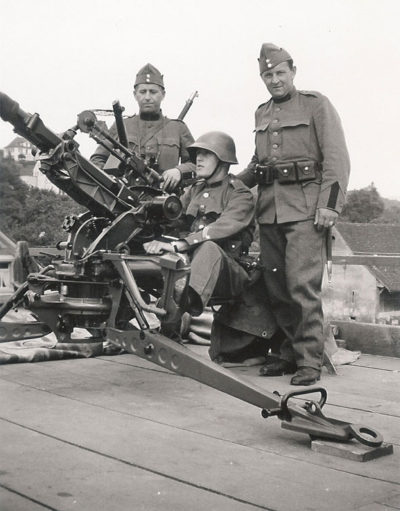 Swiss crew on an anti-aircraft gun